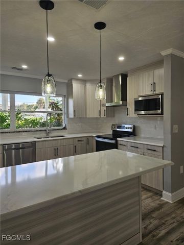 3933 E River DR, Fort Myers, FL 33916