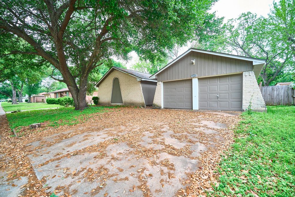 923 Kenforest Drive, Missouri City, TX 77489
