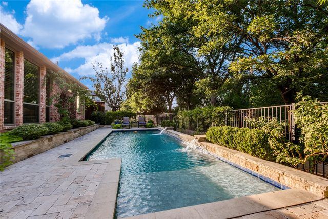 2505 Valley Glen Court, Carrollton, TX 75010