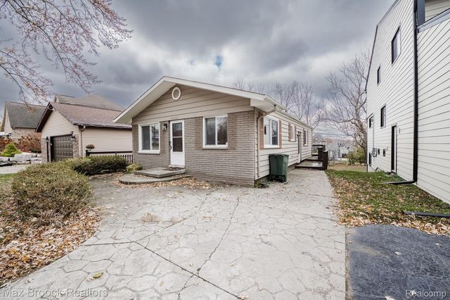 5528 SUNNYCREST Drive, West Bloomfield Charter Township, MI 48323