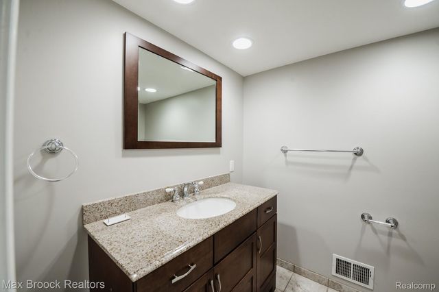 5528 SUNNYCREST Drive, West Bloomfield Charter Township, MI 48323