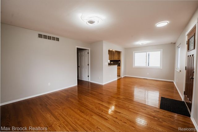 5528 SUNNYCREST Drive, West Bloomfield Charter Township, MI 48323