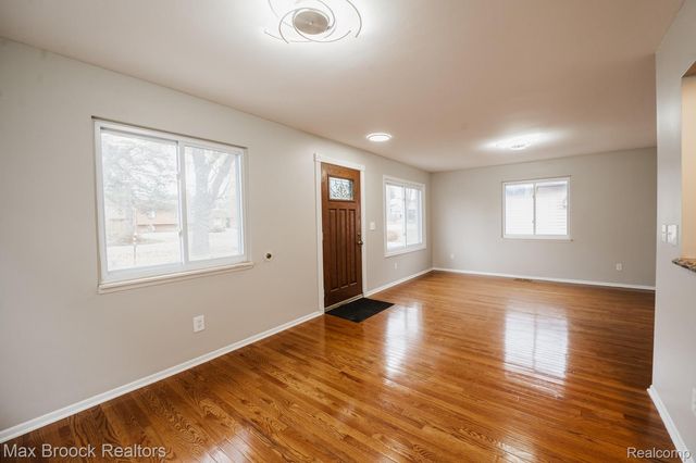 5528 SUNNYCREST Drive, West Bloomfield Charter Township, MI 48323