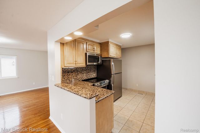 5528 SUNNYCREST Drive, West Bloomfield Charter Township, MI 48323