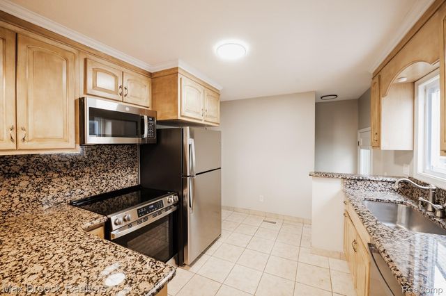 5528 SUNNYCREST Drive, West Bloomfield Charter Township, MI 48323