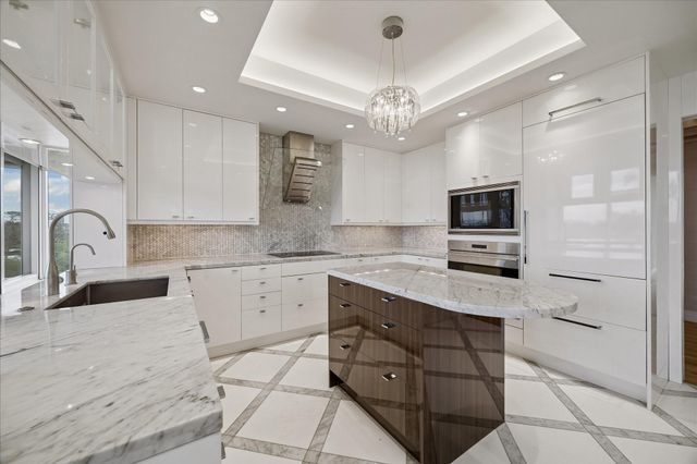 121 N Post Oak Lane 706, Houston, TX 77024