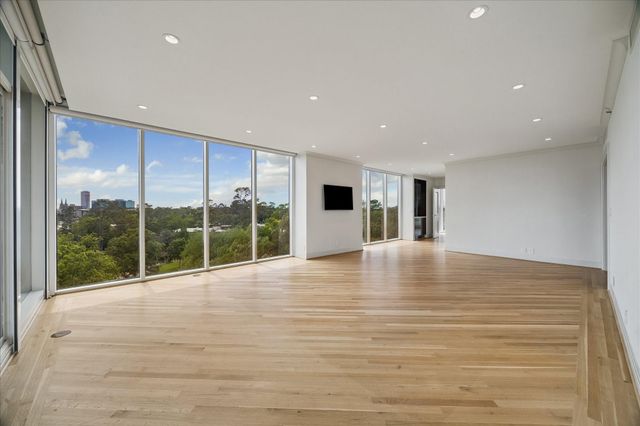 121 N Post Oak Lane 706, Houston, TX 77024