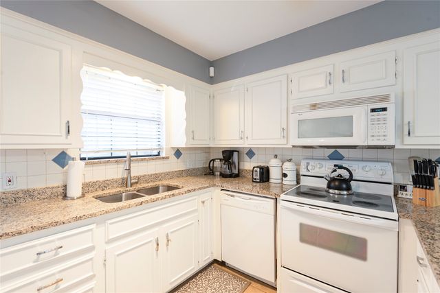6910 Winding Creek Court, Dallas, TX 75252