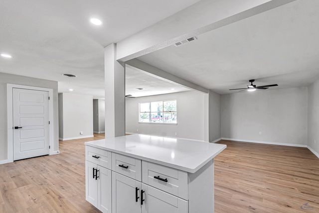 411 E Dengar Ave, Midland, TX 79705