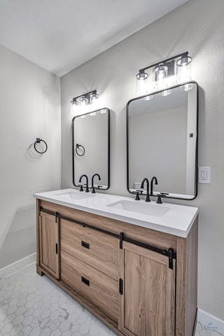 411 E Dengar Ave, Midland, TX 79705