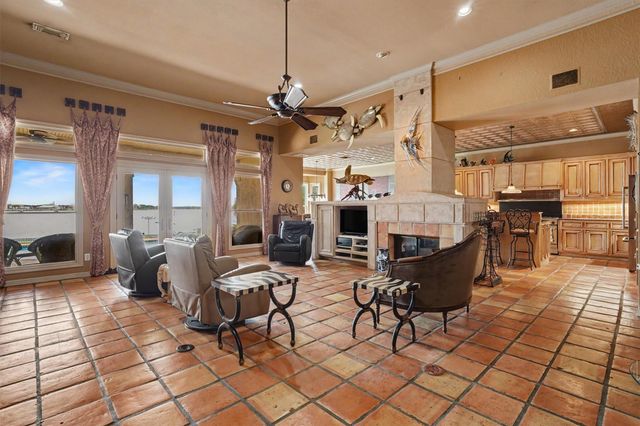 102 Twin Oaks Way, Kemah, TX 77565