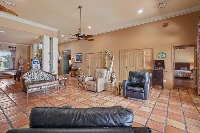 102 Twin Oaks Way, Kemah, TX 77565