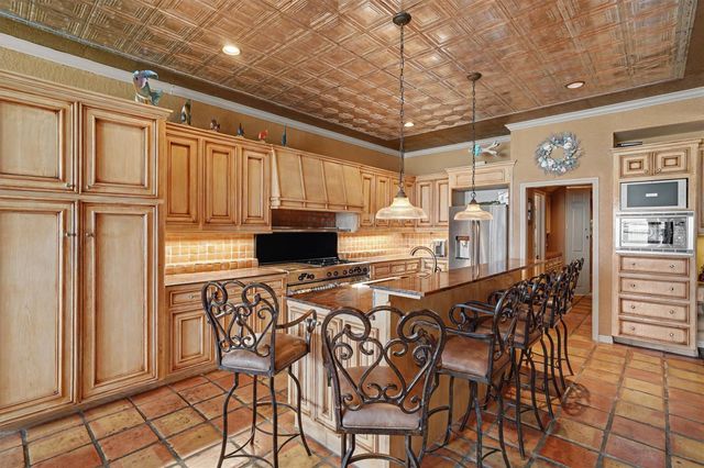 102 Twin Oaks Way, Kemah, TX 77565