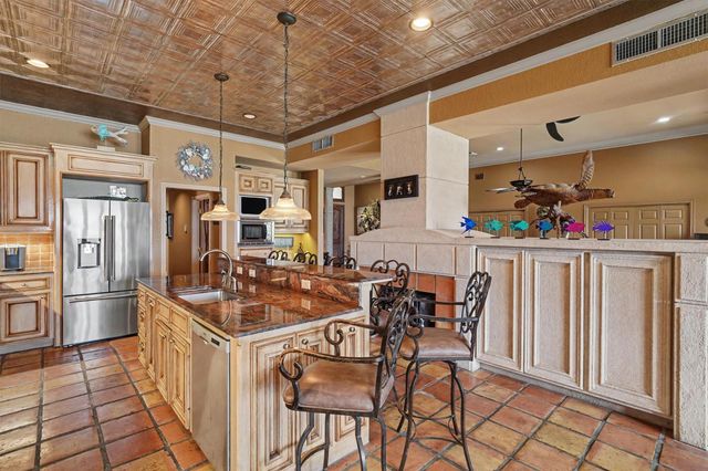 102 Twin Oaks Way, Kemah, TX 77565
