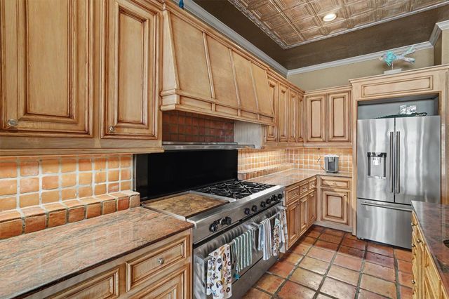 102 Twin Oaks Way, Kemah, TX 77565