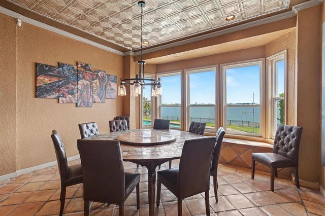102 Twin Oaks Way, Kemah, TX 77565
