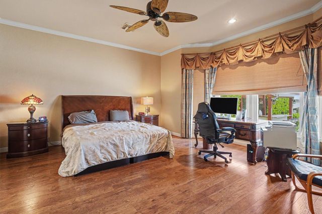 102 Twin Oaks Way, Kemah, TX 77565