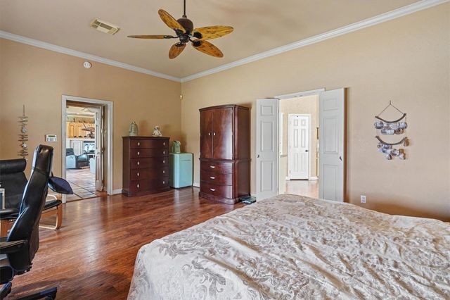 102 Twin Oaks Way, Kemah, TX 77565