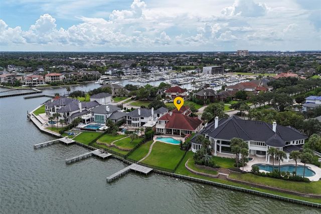 102 Twin Oaks Way, Kemah, TX 77565