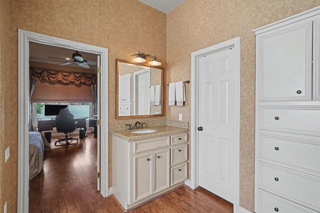 102 Twin Oaks Way, Kemah, TX 77565