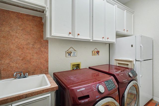 102 Twin Oaks Way, Kemah, TX 77565