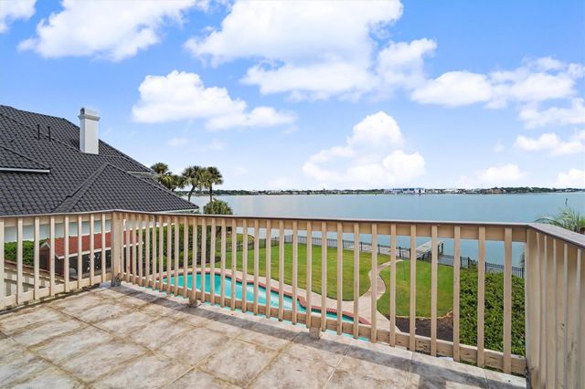 102 Twin Oaks Way, Kemah, TX 77565