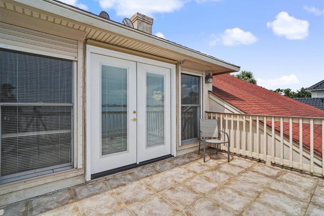 102 Twin Oaks Way, Kemah, TX 77565