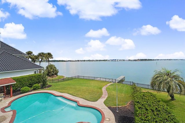 102 Twin Oaks Way, Kemah, TX 77565
