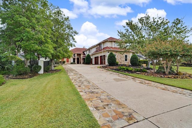 102 Twin Oaks Way, Kemah, TX 77565