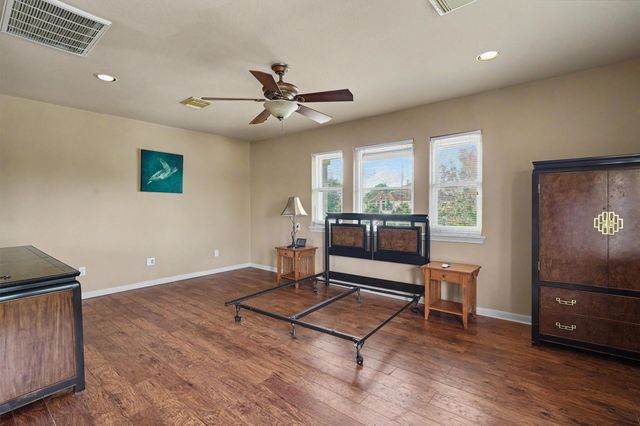 102 Twin Oaks Way, Kemah, TX 77565