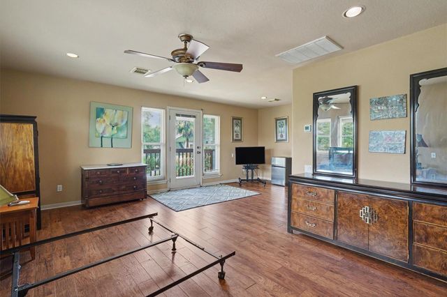 102 Twin Oaks Way, Kemah, TX 77565