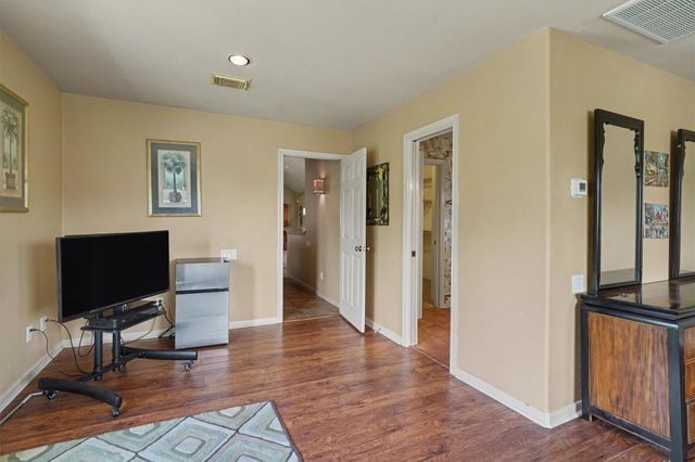 102 Twin Oaks Way, Kemah, TX 77565
