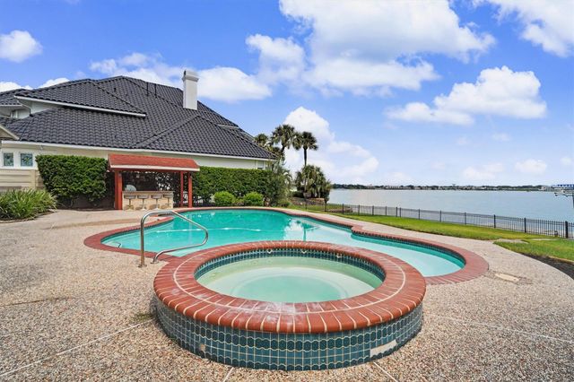 102 Twin Oaks Way, Kemah, TX 77565