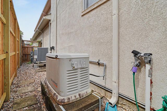 102 Twin Oaks Way, Kemah, TX 77565