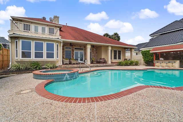102 Twin Oaks Way, Kemah, TX 77565