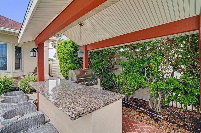 102 Twin Oaks Way, Kemah, TX 77565