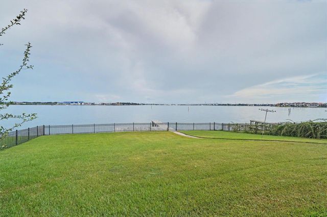 102 Twin Oaks Way, Kemah, TX 77565