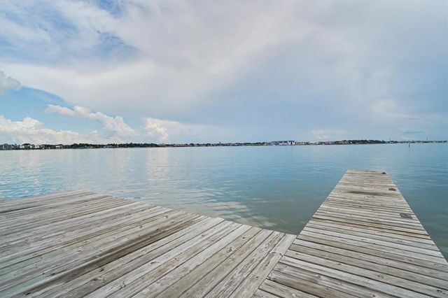 102 Twin Oaks Way, Kemah, TX 77565