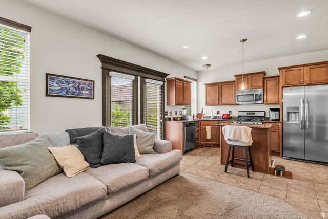 816 N SHEPARD CREEK PKWY, Farmington, UT 84025