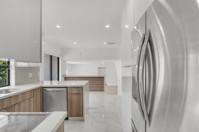 9340 NW 32nd St, Sunrise, FL 33351