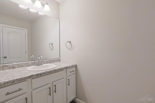 1502 Knightsbridge Court, Carlisle, OH 45005