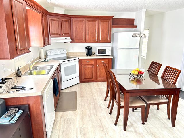 613 Jasmine Lane, Deerfield Beach, FL 33442