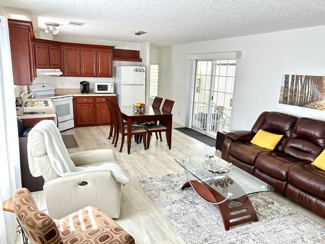 613 Jasmine Lane, Deerfield Beach, FL 33442