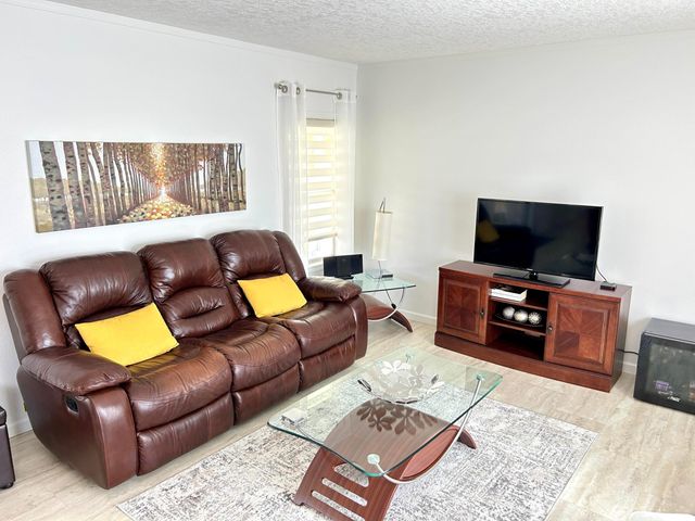 613 Jasmine Lane, Deerfield Beach, FL 33442