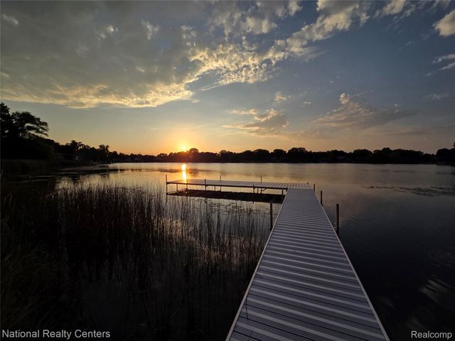 4967 Oak Hill Drive, Waterford Charter Township, MI 48329