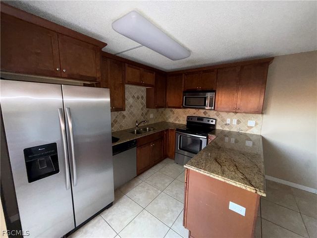 1520 Park Meadows DR 4, Fort Myers, FL 33907