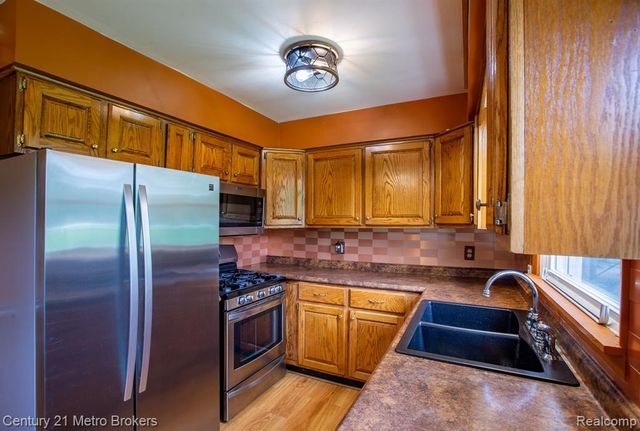 4373 Dexel Drive, Burton, MI 48519
