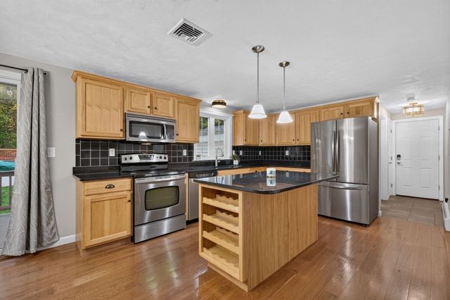 45 Metacomet Ave, Taunton, MA 02718