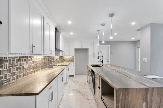 2055 NW 9th Street, Delray Beach, FL 33445