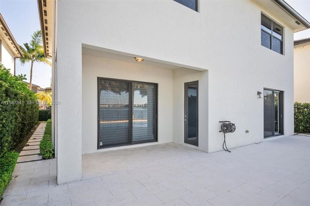 15722 NW 88th Ave, Miami Lakes, FL 33018